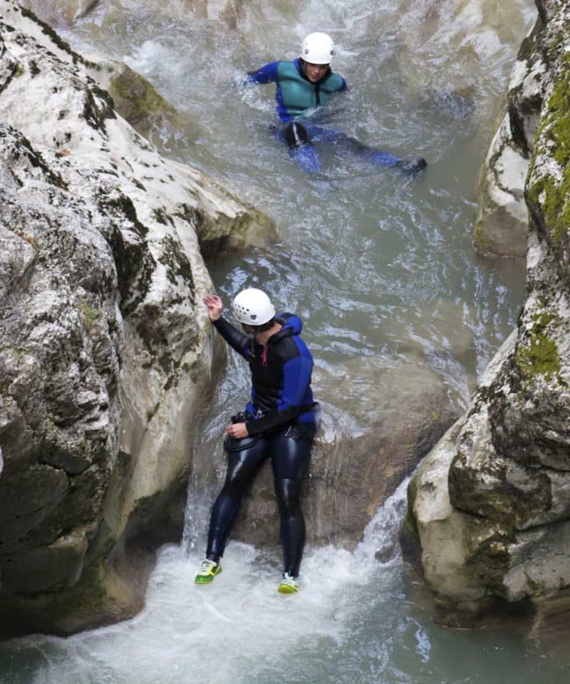 Deux personnes dans un toboggan du canyon de Tines