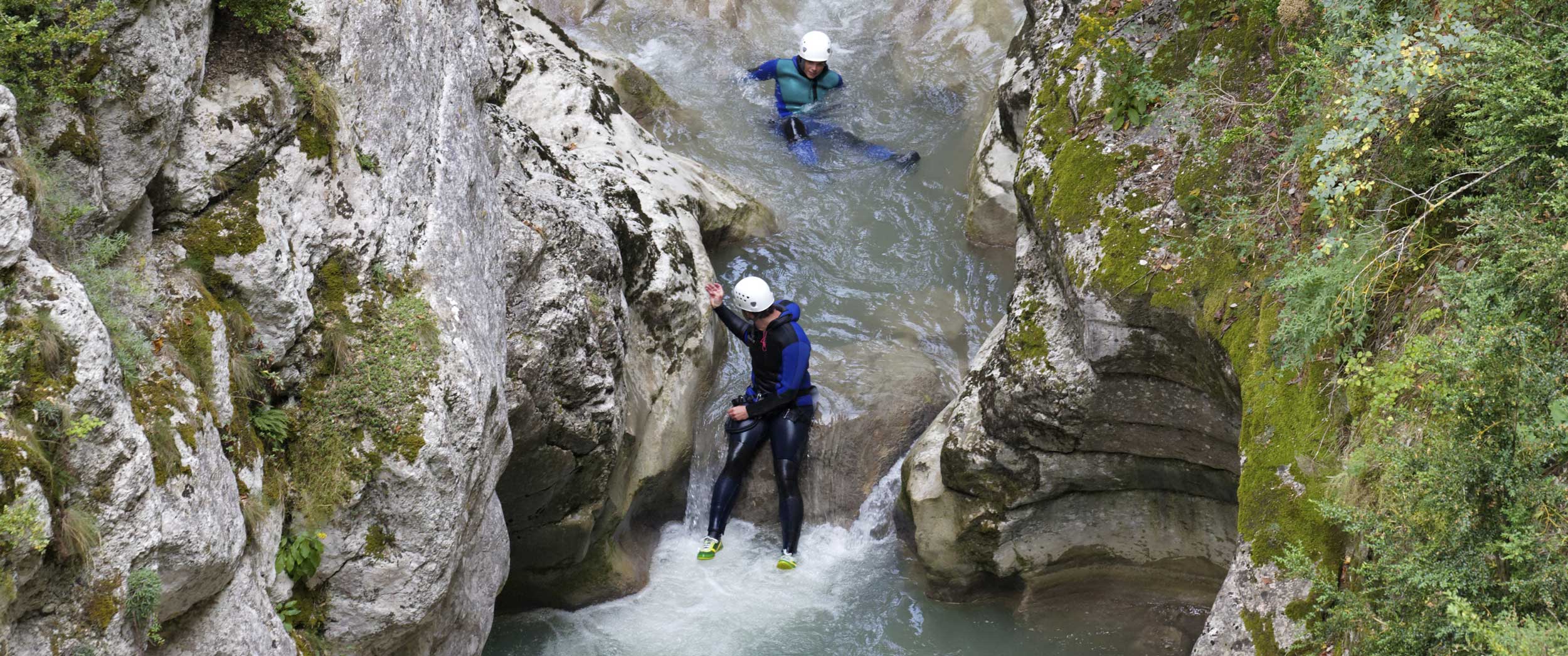 Deux personnes dans un toboggan du canyon de Tines