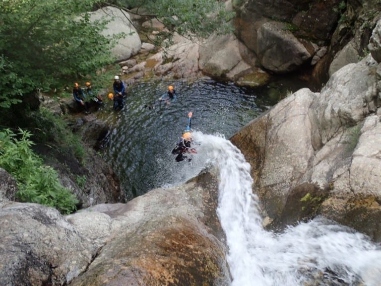 Saut dans les cascades d'Orgon intégrale