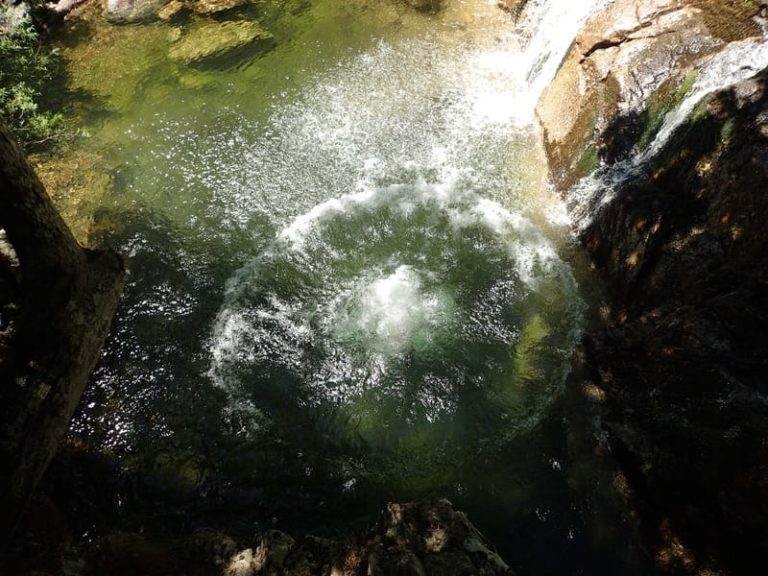 Saut dans un bassin des cascades d'orgon