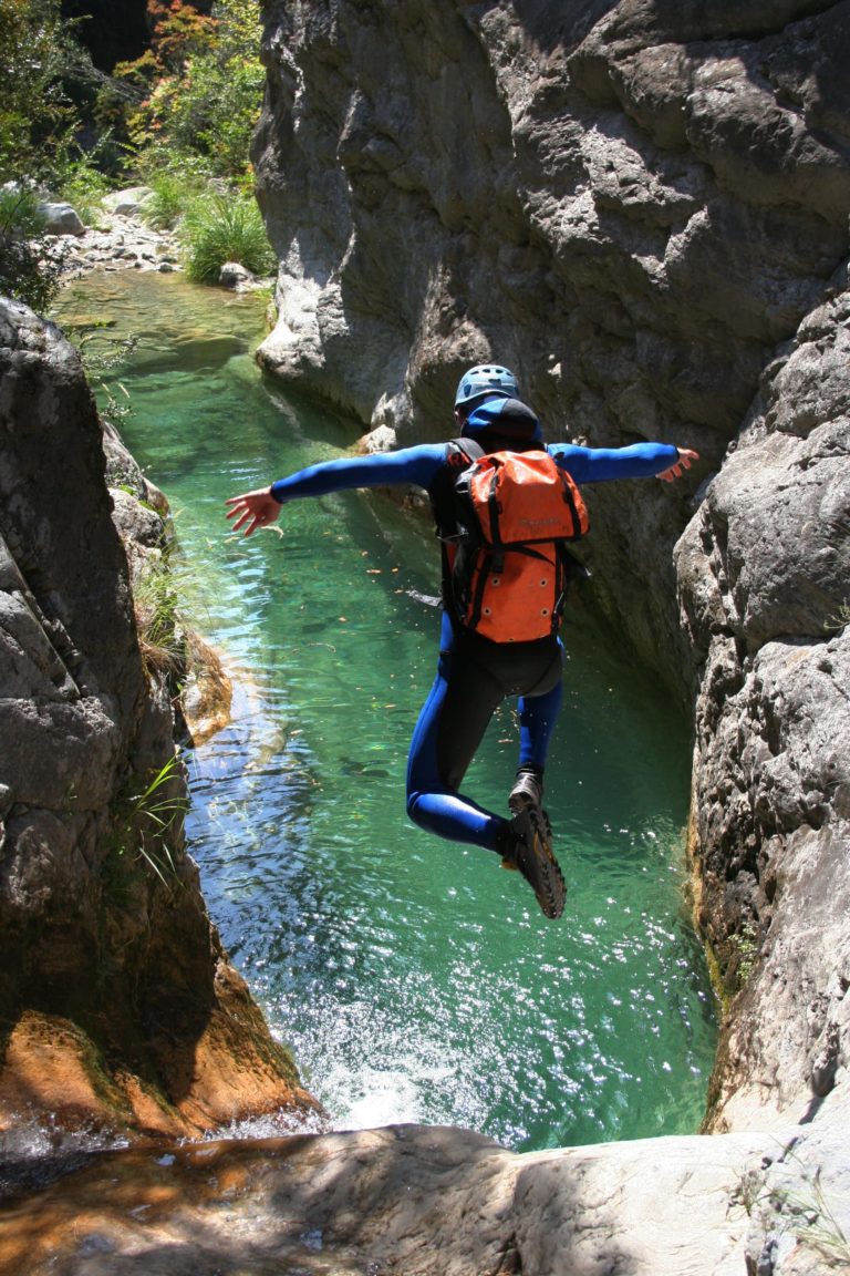 Saut sur un parcours de canyoning près de Montpellier