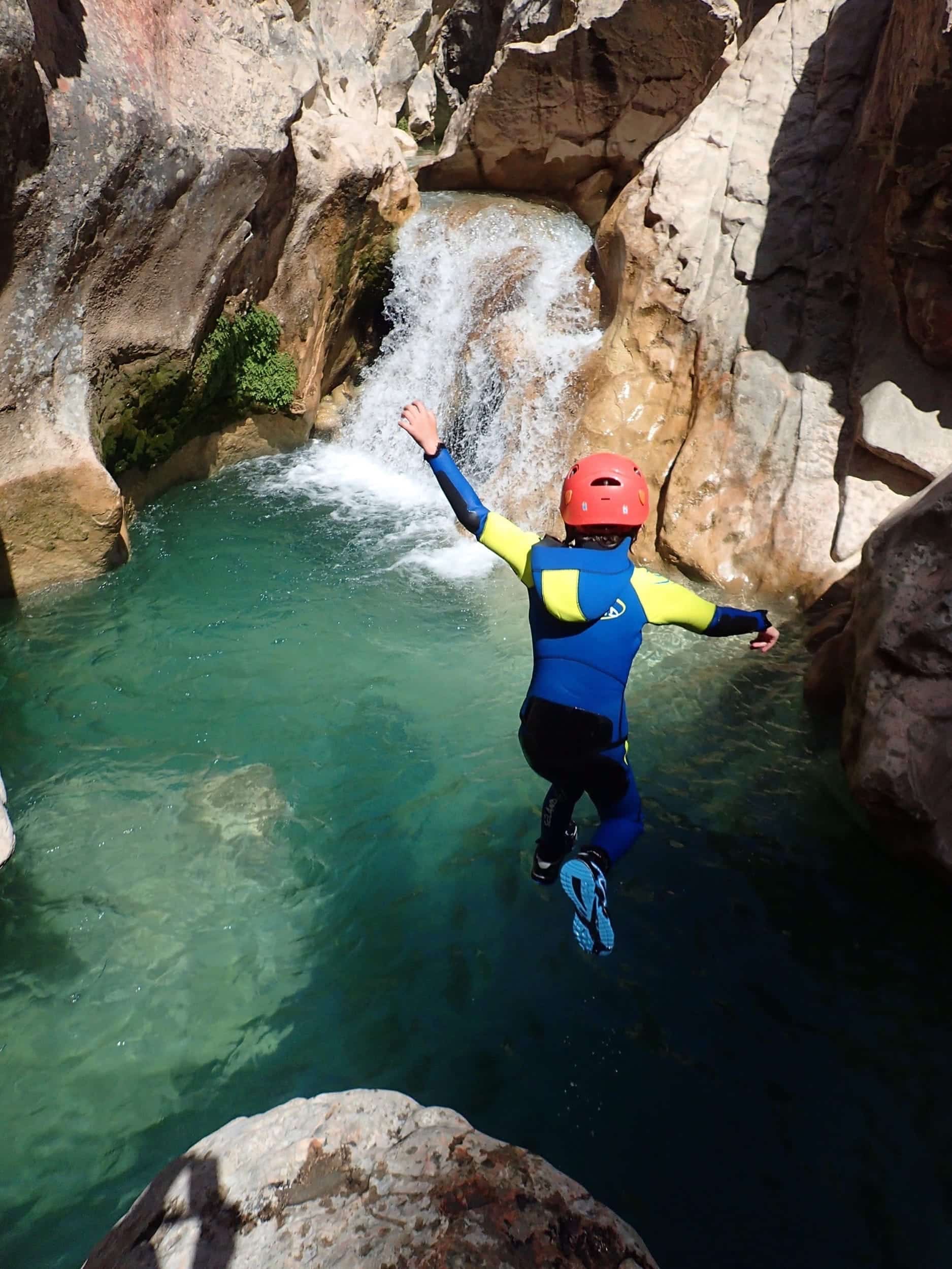 Enfant qui saute dans le canyon de Bramabiau