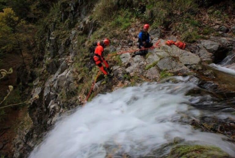 Deux hommes en descente en rappel dans les cascades d'Orgon intégrale