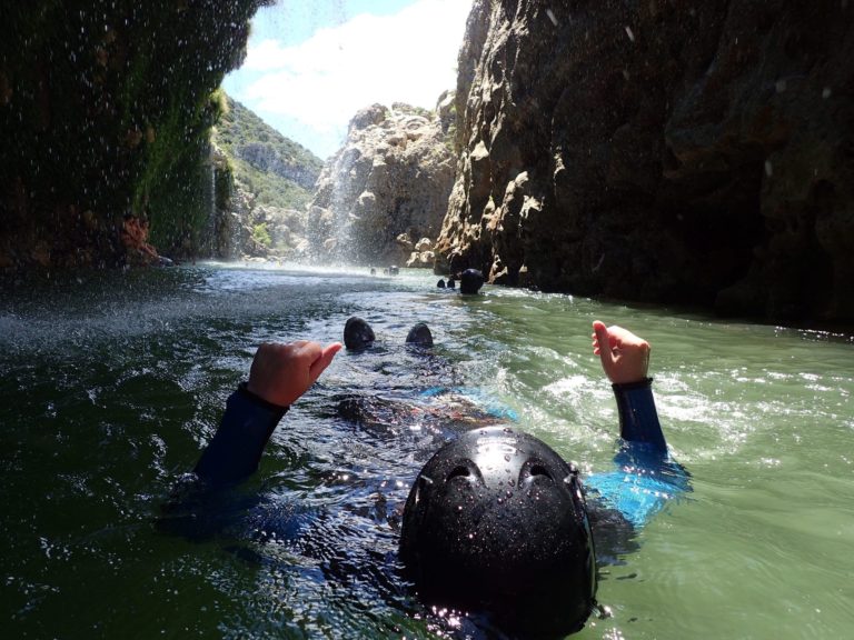 Passage dans l'eau dans les cascades d'Orgon