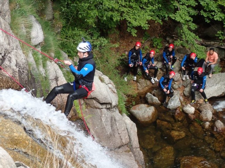 Groupe de personnes dans les cascades d'Orgon intégrale