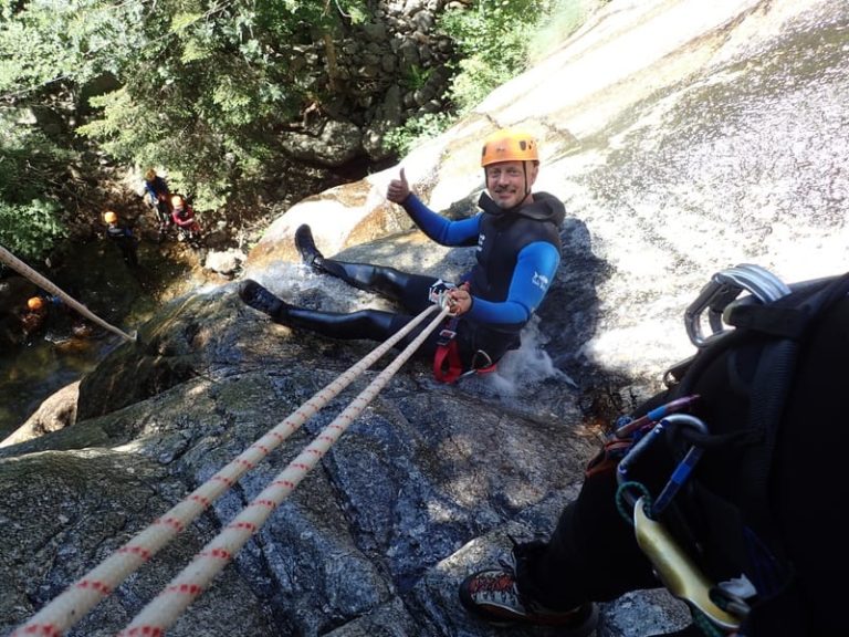 Home dans le canyon des cascades d'orgon