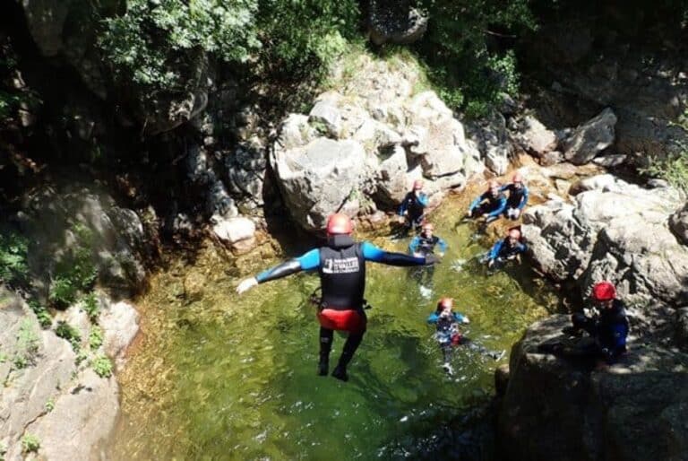 Saut dans le canyon des cascades d'orgon