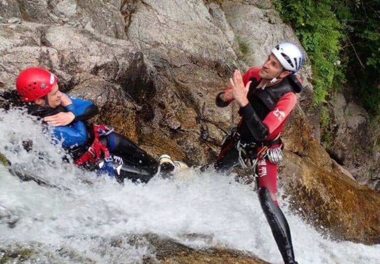 Un guide et un homme dans un toboggan naturel des cascades d'Orgon intégrale