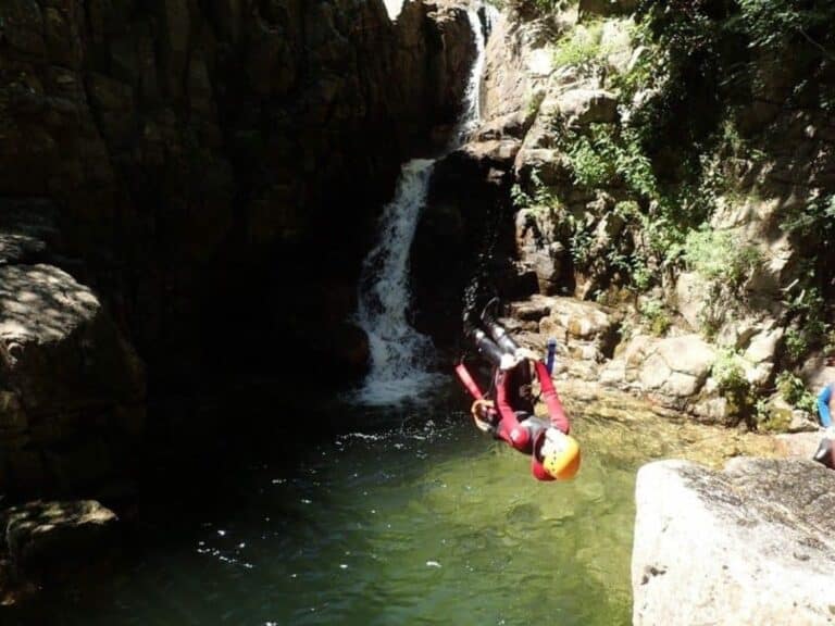 Saut périlleux dans le canyon des cascades d'orgon