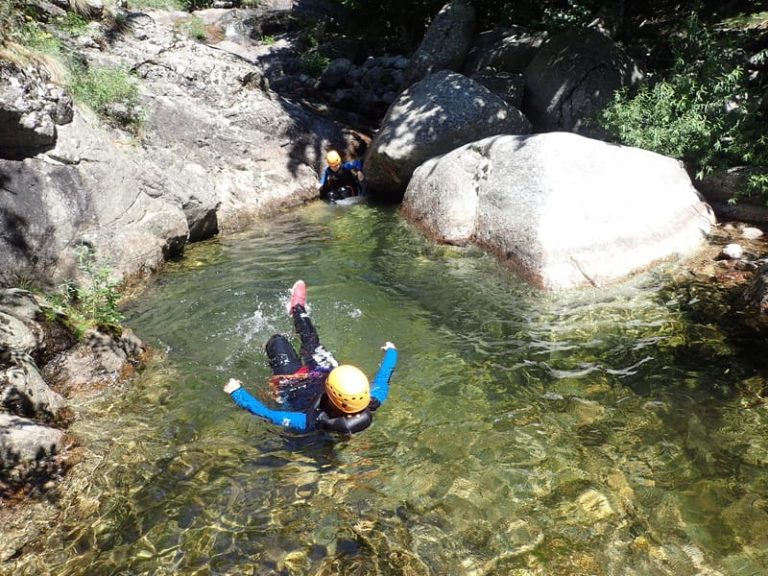 Passage dans l'eau à la nage dans les cascades d'Orgon