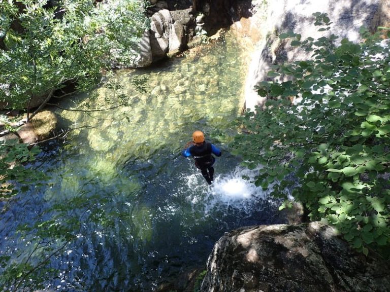 Arrivée dans l'eau d'un saut dans les cascades d'Orgon