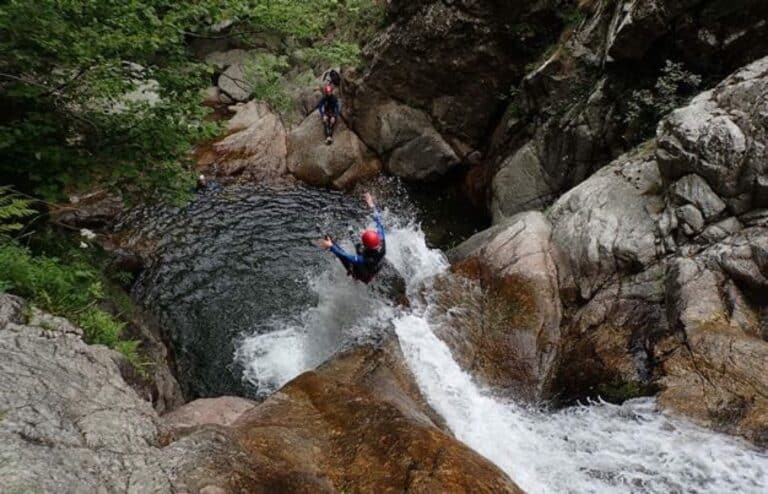 Saut depuis une des cascades d'Orgon