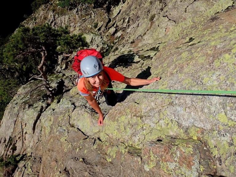 Femme sur l'arête charbonnier, lors d'une session d'escalade au Caroux