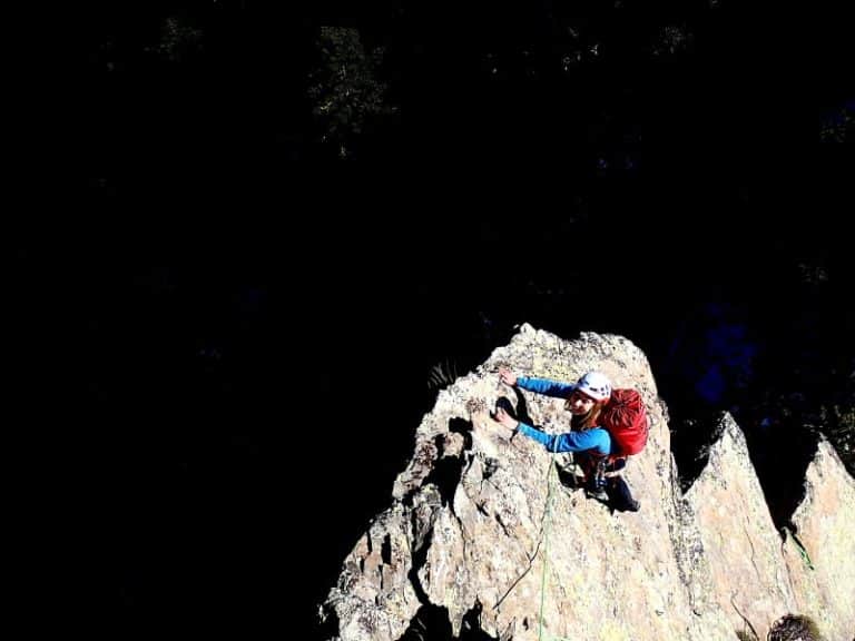 Femme encordée lors d'une ascension d'escalade au Caroux