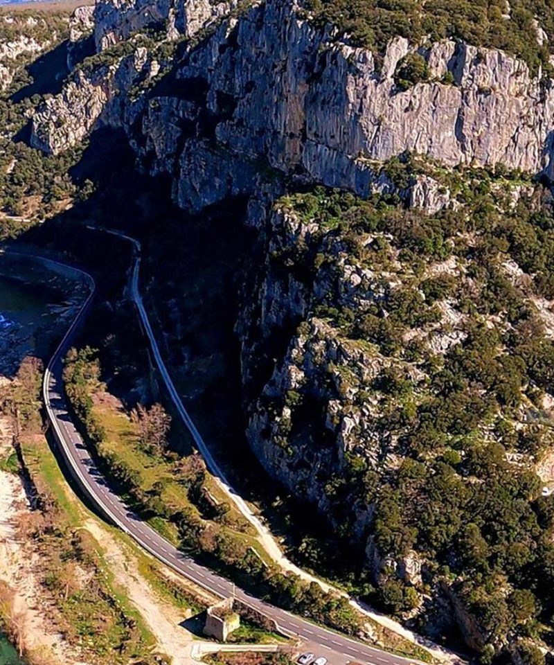 Vue sur l'Hérault, en escalade sur les falaises du Thaurac