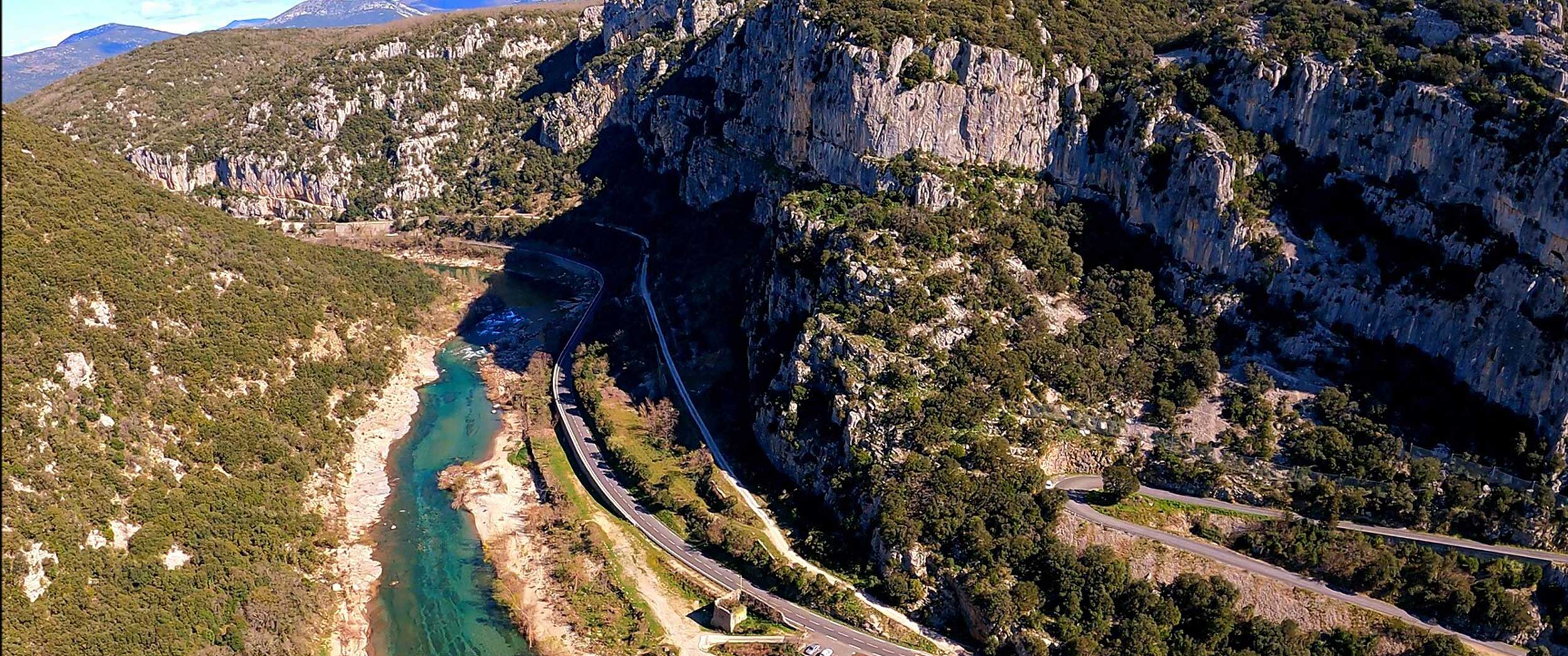 Vue sur l'Hérault, en escalade sur les falaises du Thaurac