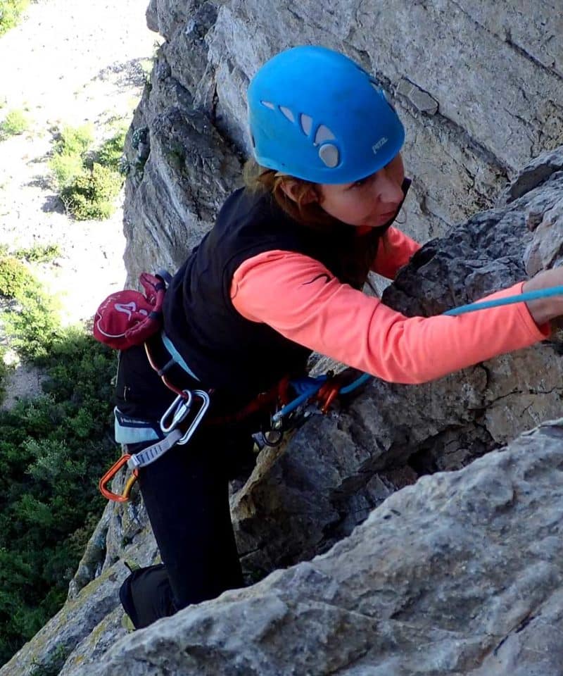 une femme escalade en grande voie au Thaurac