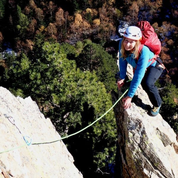 Jeune felle sur une arrête, lors de l'escalade d'une grande voieau Caroux