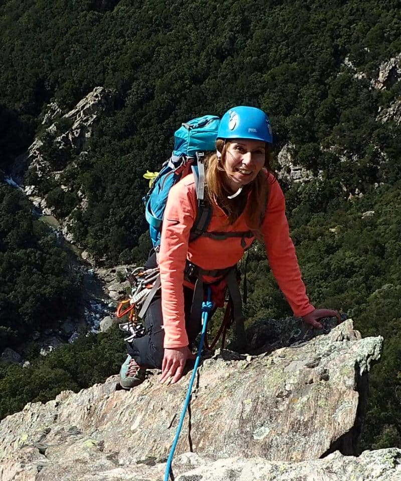 Une femme lors d'une sortie d'escalade au Caroux