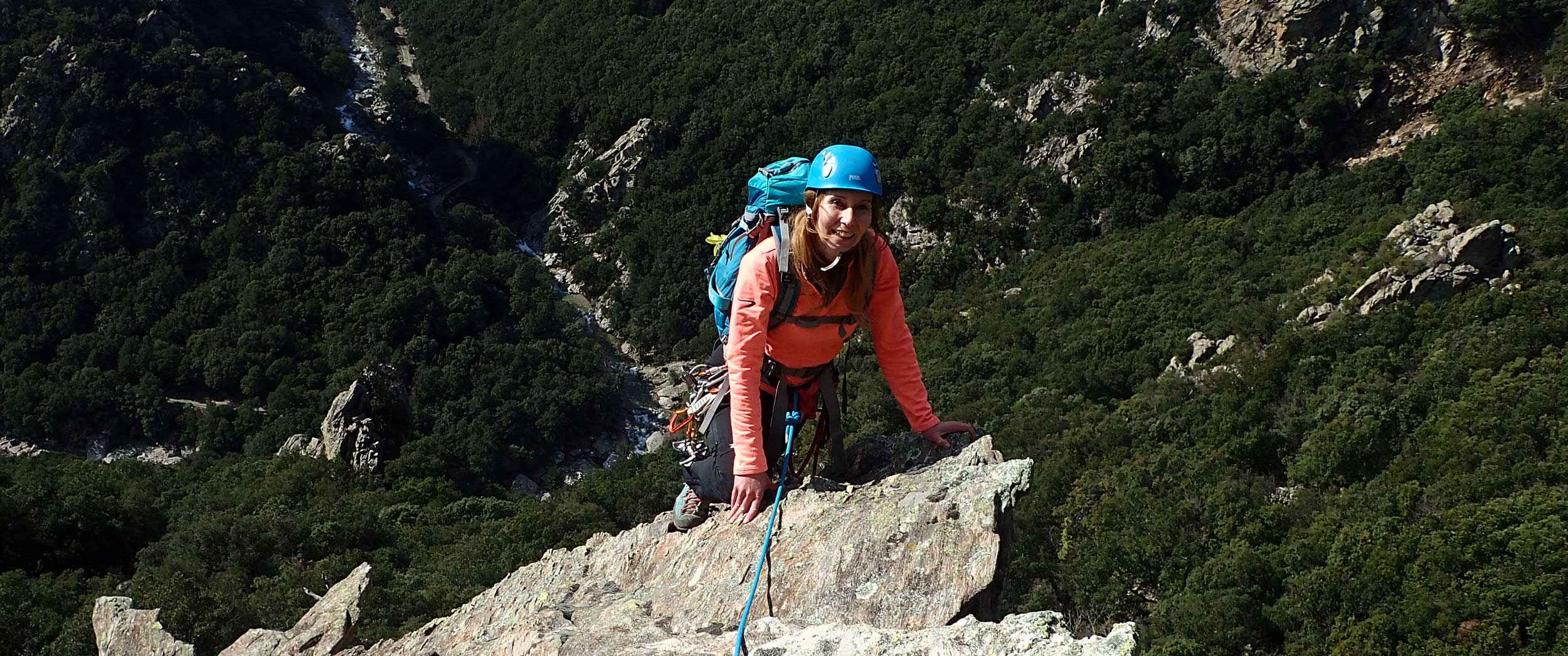 Une femme lors d'une sortie d'escalade au Caroux