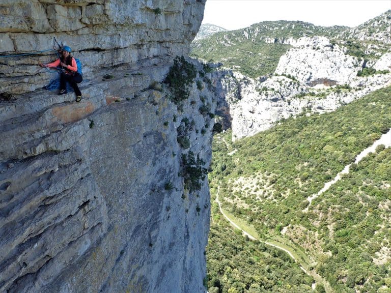 Femme sur un relais d'escalade à Saint-Guilhem-le-Désert