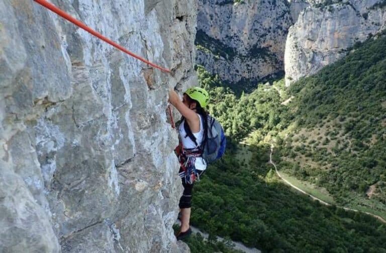 Une femme lors de l'ascension d'une voie d'escalade à Saint-Guilhem-le-Désert