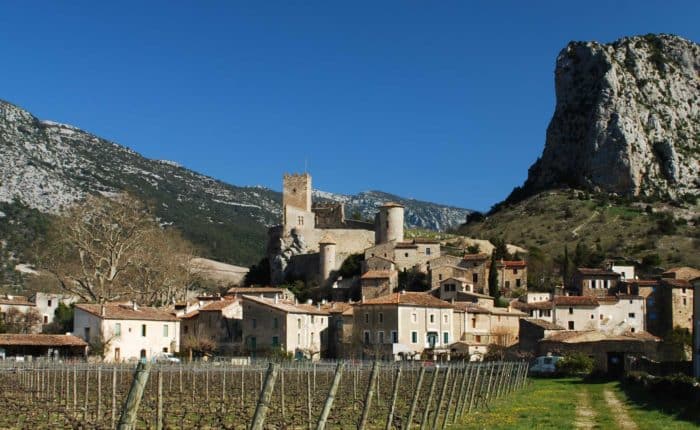 Village au pied de la falaise de Saint-Jean-de-Buèges