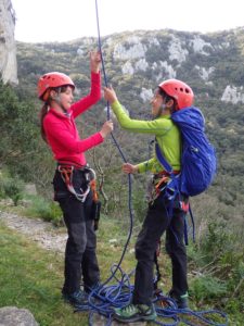 Deux enfants lors d'une séance d'escalade sur les falaises du Thaurac