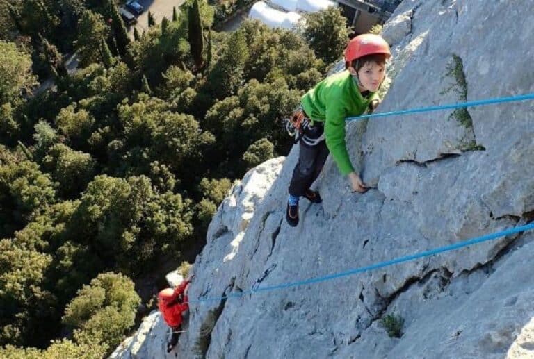 Deux enfants encordés pour grimper sur les falaises du Thaurac