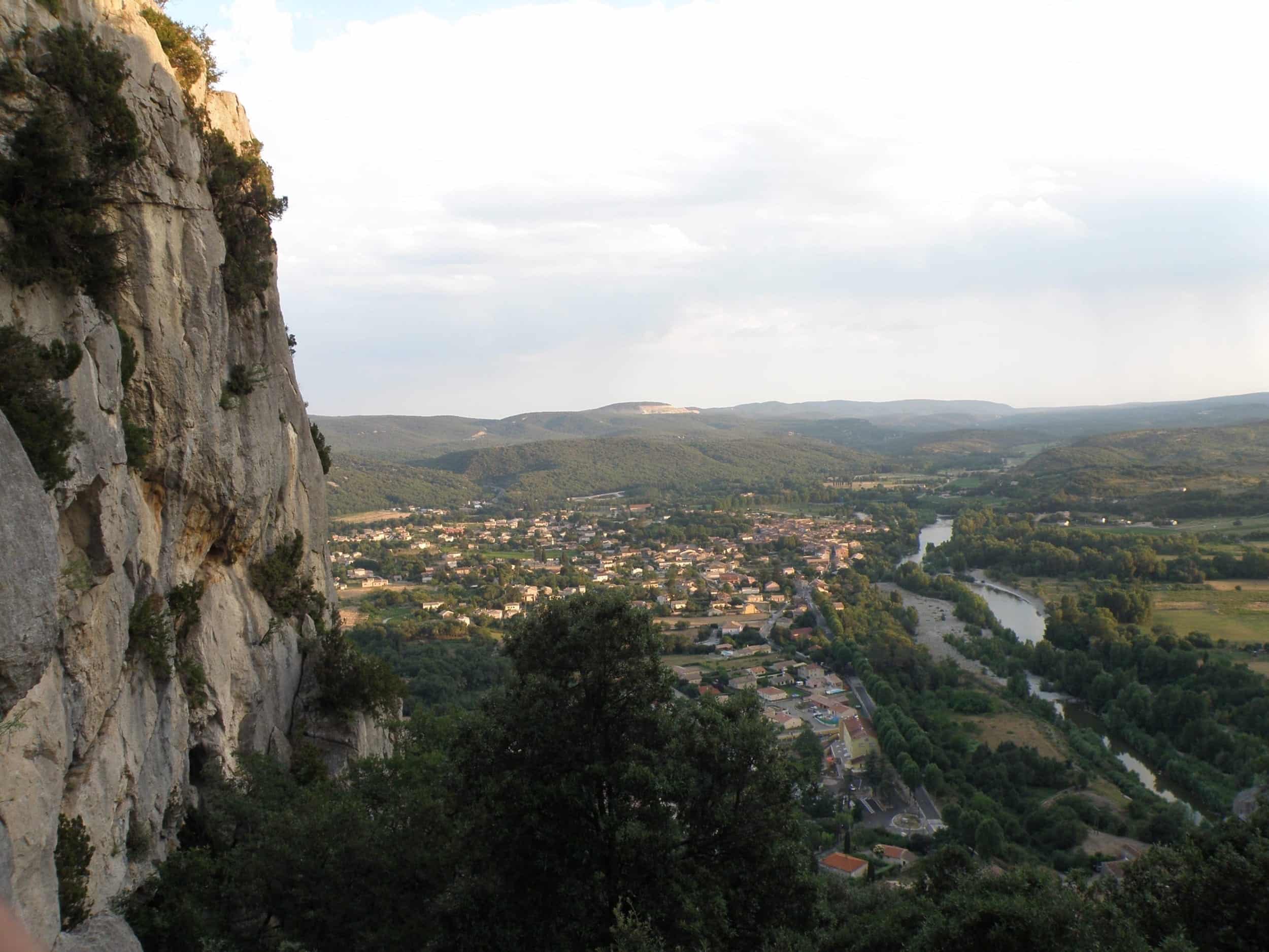 Vue sur la vallée depuis le sommet des falaises du Thaurac
