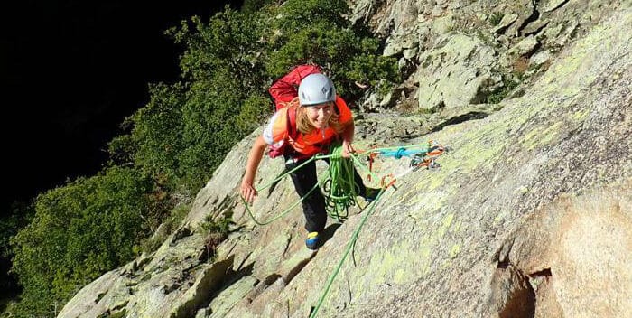 Femme lors d'une sortie d'escalade à Saint-Guilhem-le-Désert