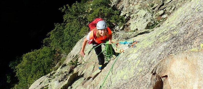 Femme lors d'uns sortie d'escalade à Saint-Guilhem-le-Désert