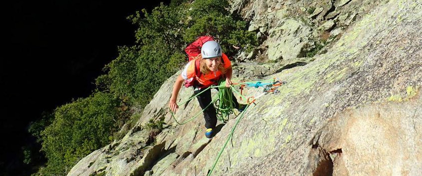 Femme lors d'uns sortie d'escalade à Saint-Guilhem-le-Désert