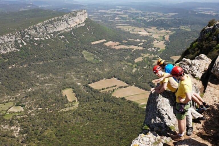 Groupe d'hommes sur le parcours aventure du Pic Saint Loup