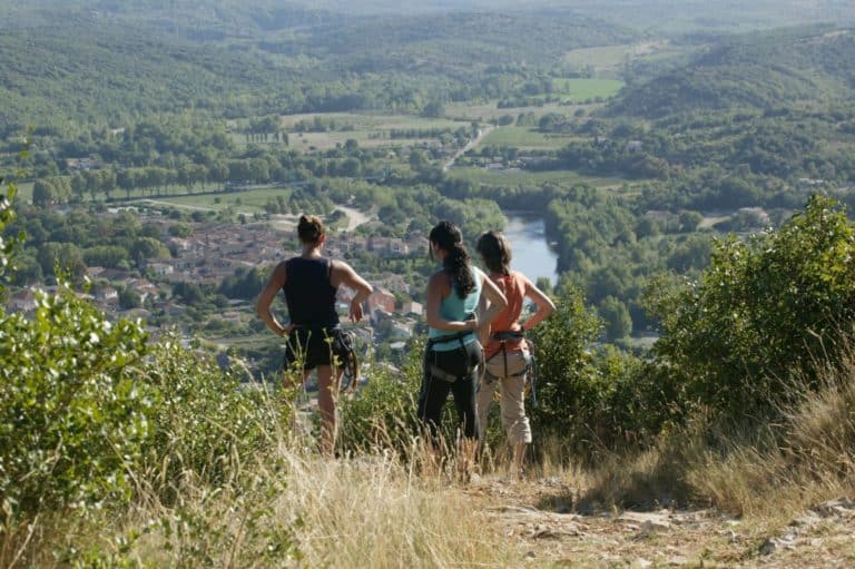 Groupe de jeunes femmes appréciant une vue sur les Cévennes