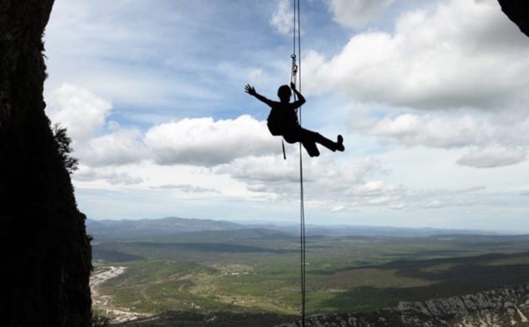 Decsente en rappel sur le parcours aventure du Pic Saint Loup