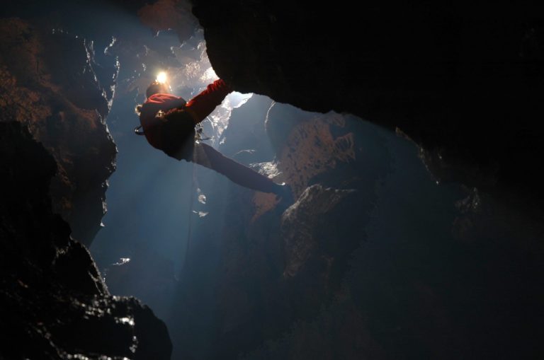 Passage de spéléologie sur le parcours aventure du Ranc de bane