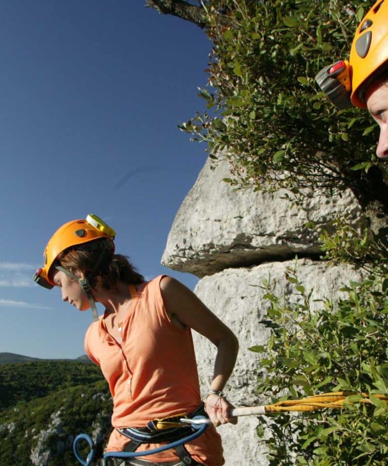 Deux jeunes femmes sur le parcours aventure du Ranc de bane