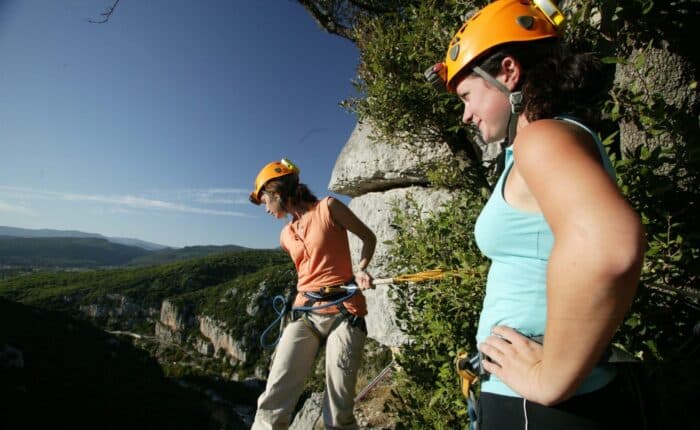 Deux jeunes femmes au départ d'un rappel sur le parcours aventure du Ranc de bane