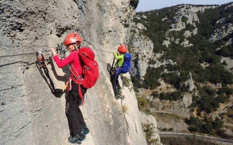 Passage le long d'une paroi sur le parcours aventure du Rocher de Sion