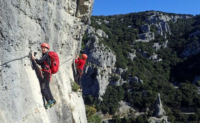 Deux enfants évoluant sur un passage de via ferrata du Rocher de Sion