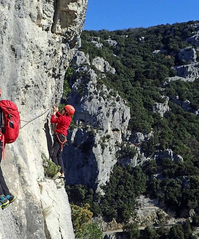 Deux enfants évoluant sur un passage de via ferrata du Rocher de Sion