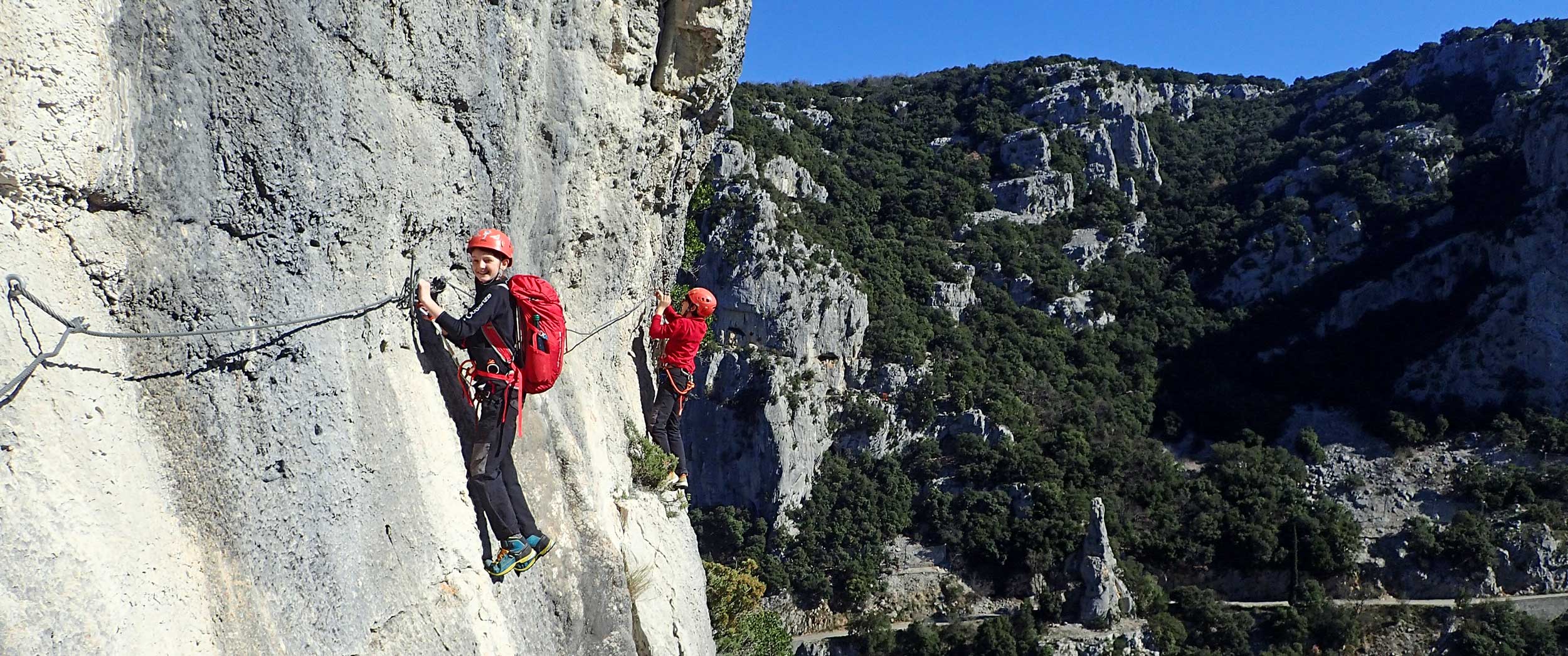 Deux enfants évoluant sur un passage de via ferrata du Rocher de Sion