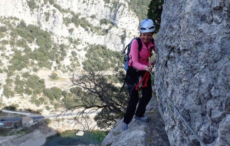 Passage vertical au dessus de l'Hérault sur le Parcours aventure du Rocher de Sion