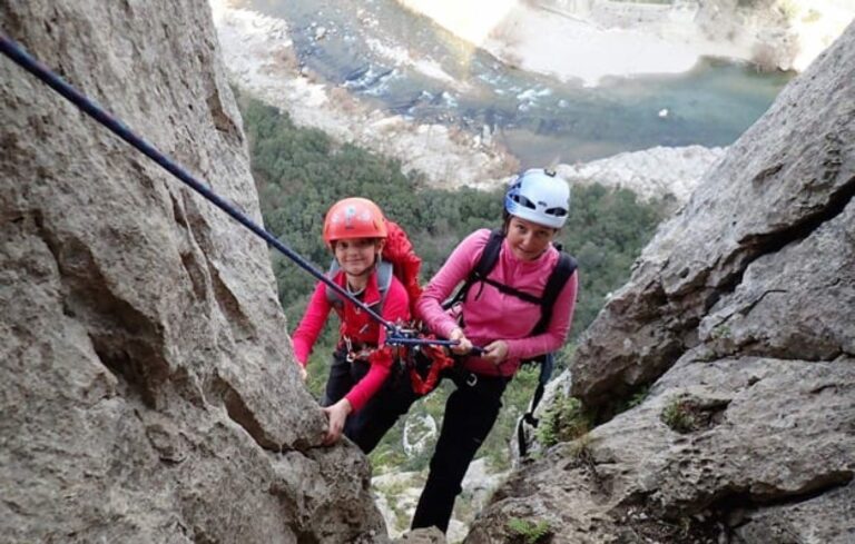 Deux personnes encordée pour descendre en rappel sur le Rocher de Sion