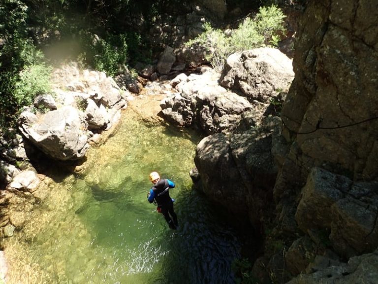 Homme lors d'un saut dans les cascades d'Orgon