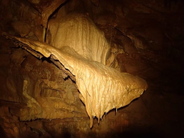 Compression dans la grotte de la roquette