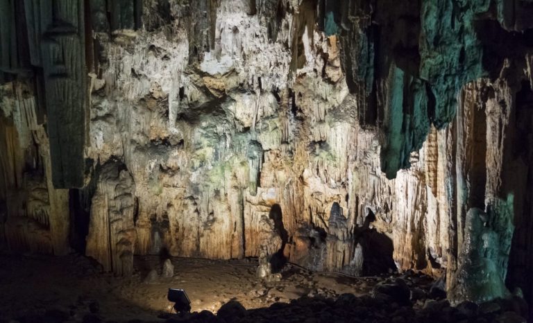 Salle éclairée de la Grotte Bégué-Ponchon