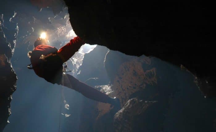 Descente dans la grotte de la Fausse Monnaie