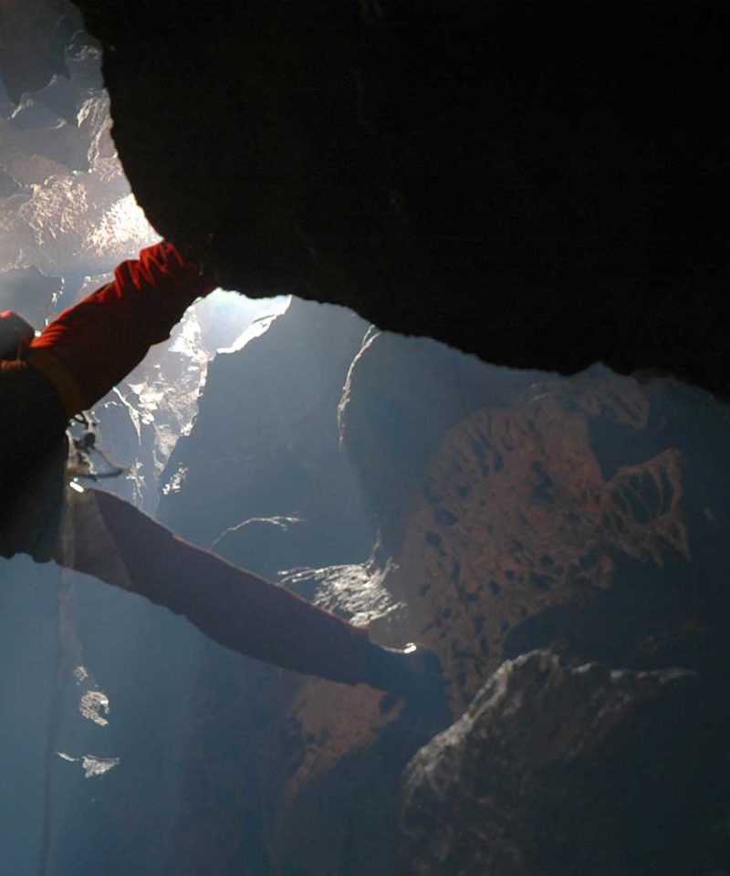 Descente dans la grotte de la Fausse Monnaie